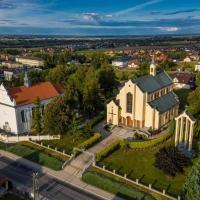 Zabytkowy zespół kościelny z 1 poł. XVIII w. oraz obecny kościół parafialny p.w. Wniebowzięcia NMP w Krasnem