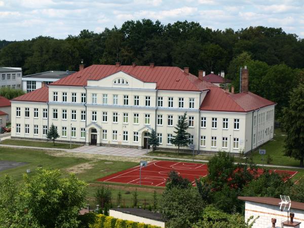 Zabytkowa szkoła podstawowa w Głogowie Małopolskim
